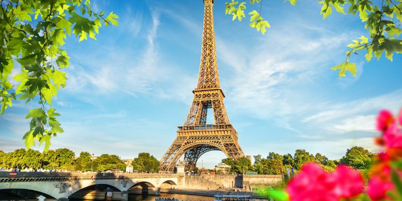 Tháp Eiffel vào mùa hè ở Pháp